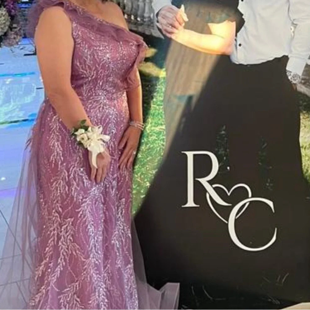 A beautiful and elegant light purple dress. Worn once - Picture 1 of 3